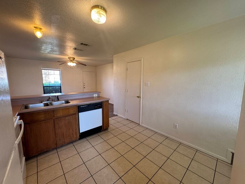 Building Photo - 1104 Leslie Cir