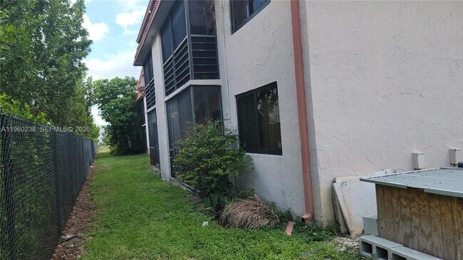 Building Photo - 20810 NE 8th Ct