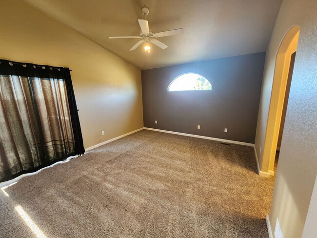 Building Photo - Move in Special! $300 off first months rent!