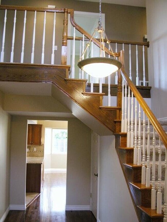 Building Photo - 485 Meadowbrook Dr