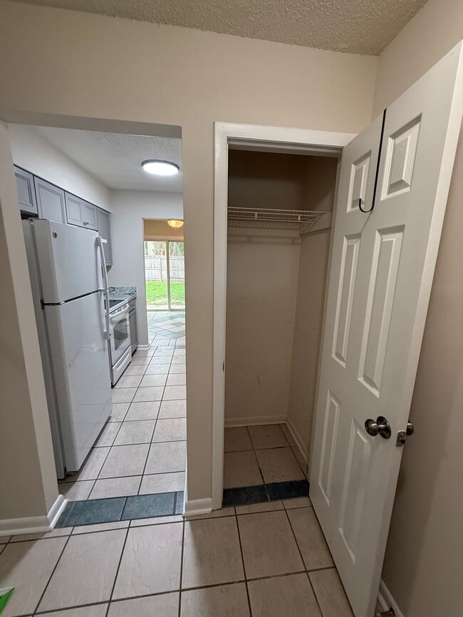 Building Photo - 805 Meadowbrook Dr