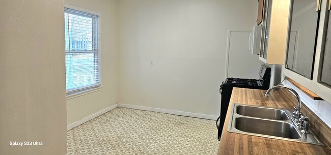 Building Photo - 1044 Mc Clendon St