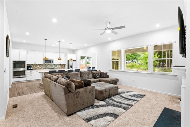 Building Photo - Luxury & Lifestyle with Main Level Living!