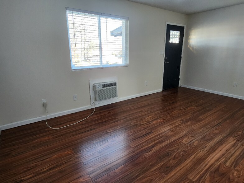 Building Photo - 22 Crescent St