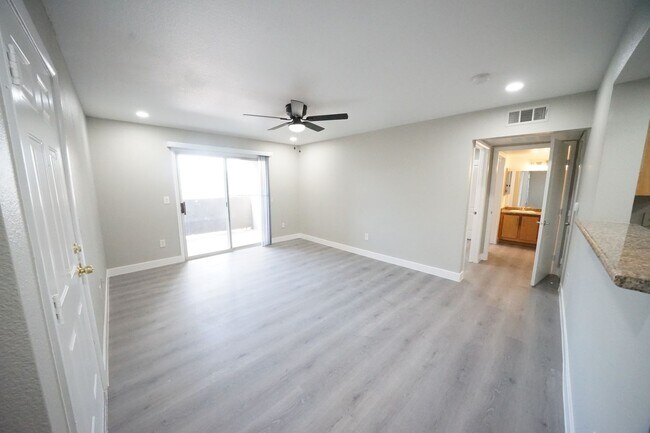 Building Photo - SHOWINGS AVAILABLE NOW