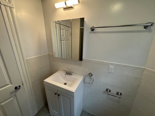 Building Photo - 1bed 2bath in Davis Square is available in 9/1