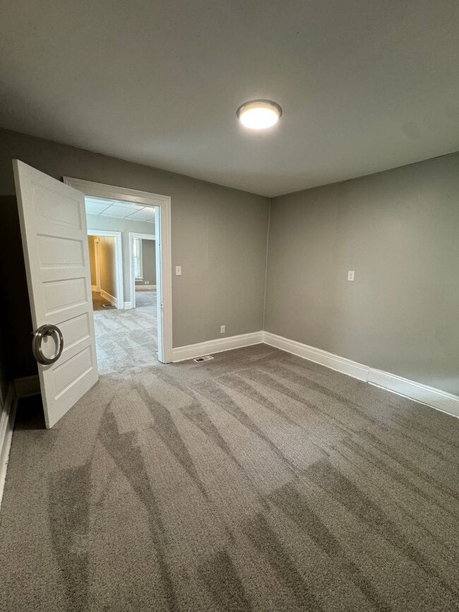 Building Photo - Spacious Four Bedroom House Close to Downt...