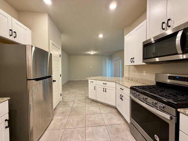 Building Photo - GATED 4 BED 2.5 BATH 2 CAR GARAGE SINGLE FAMILY HOME w/ LOFT, BEDROOM DOWNSTAIRS, NEXT TO COMMUNI...