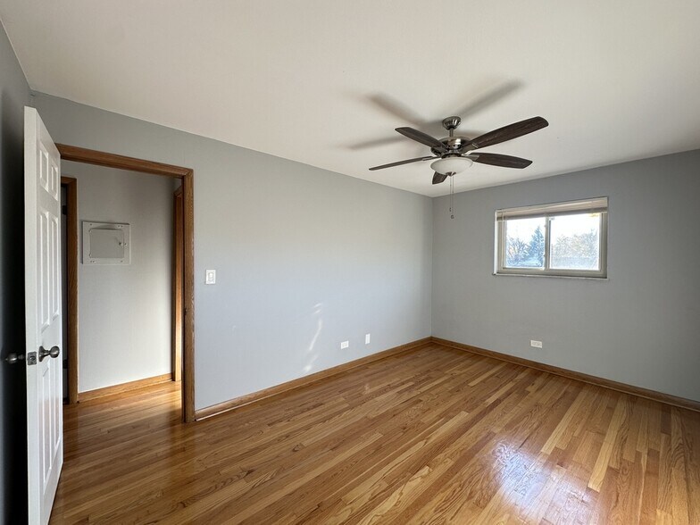 Building Photo - 1026 S River Rd