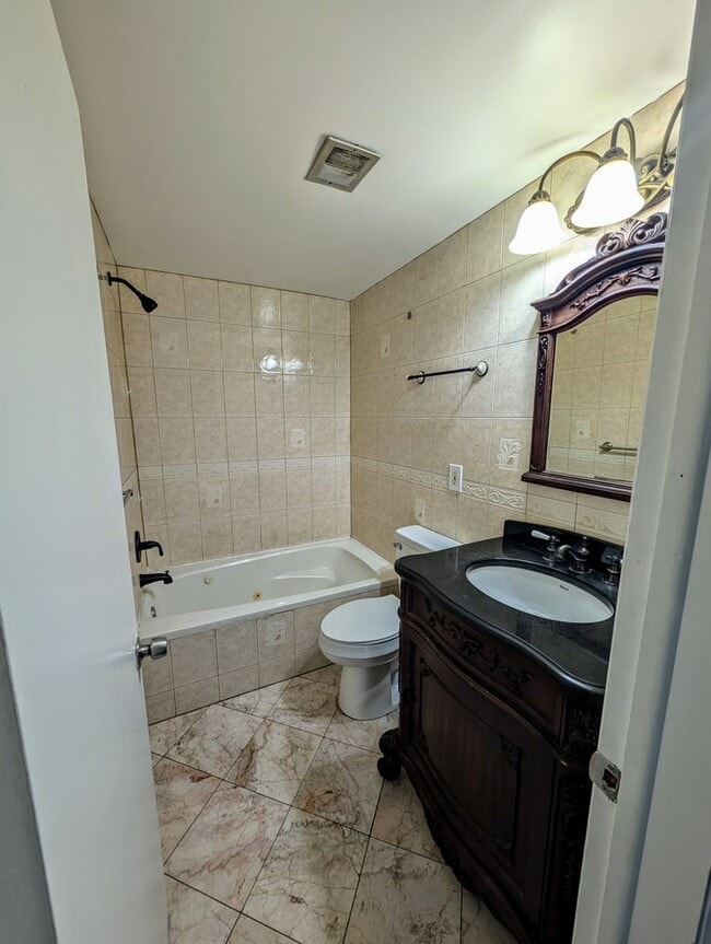 Building Photo - MODERN 3 BEDROOM HOME IN SOUTH PARK!