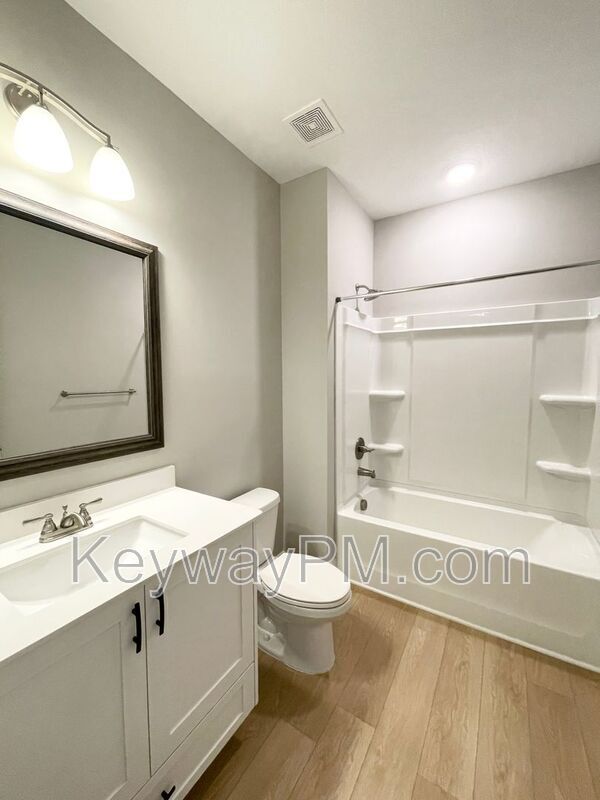Building Photo - 410 Longford St