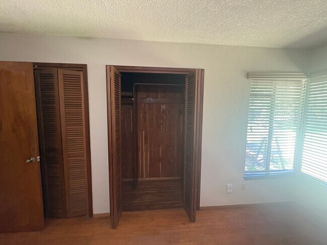 Building Photo - IMMEDIATE MOVE IN! Charming Vintage Sacramento 3 Bed / 1.5 Bath Home with Large Private Yard