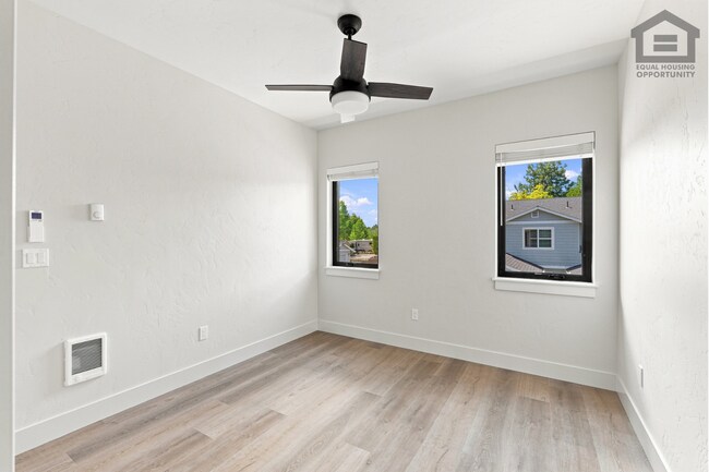Building Photo - 2522 SW Yew Ave