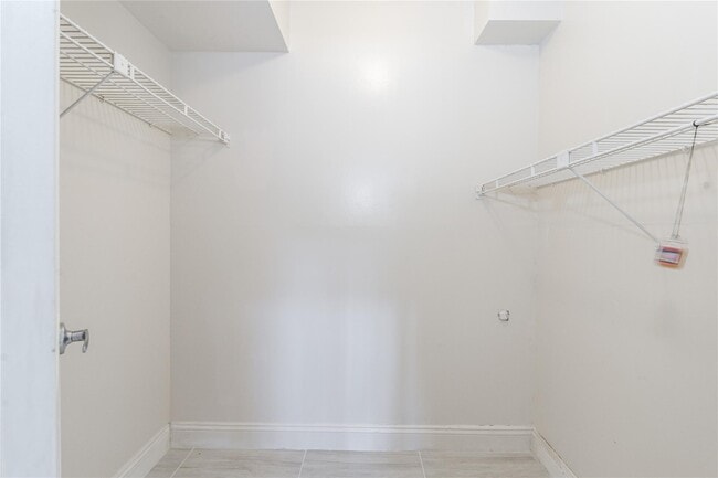 Building Photo - 9523 S Hollybrook Lake Dr