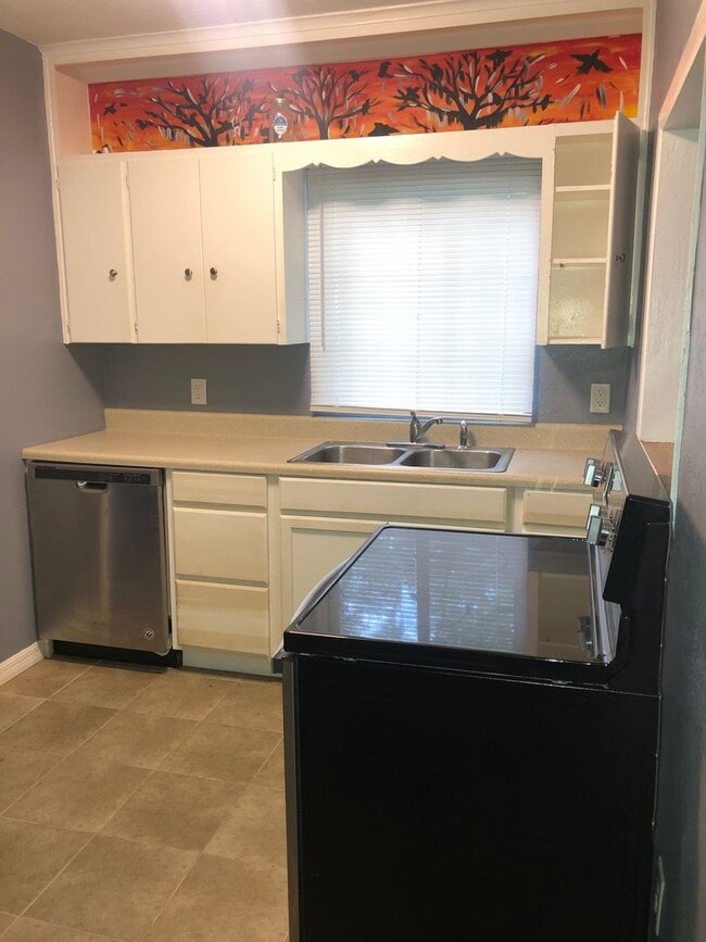 Building Photo - 2201 S Park Ave