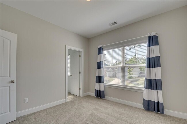 Building Photo - 323 Colonnades Dr