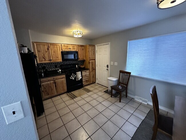 Building Photo - Available NOW! Cosy duplex in Potter Highlands!