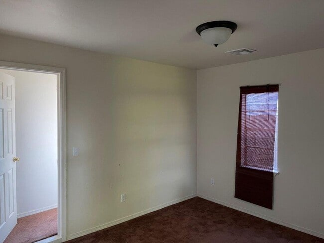 Building Photo - cute 2 bed 1 bath, fenced yard, small pet ok with deposit.