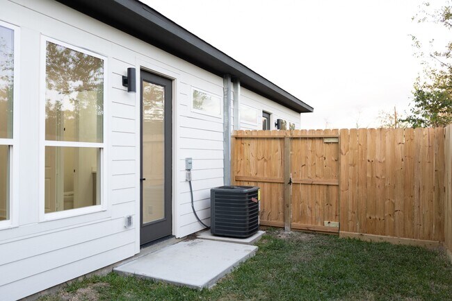 Building Photo - 3907 Maggie St