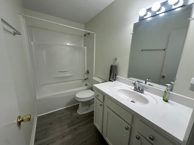 Building Photo - 2 Bedroom, 1 Bath Duplex Located in the Center of Wilmington