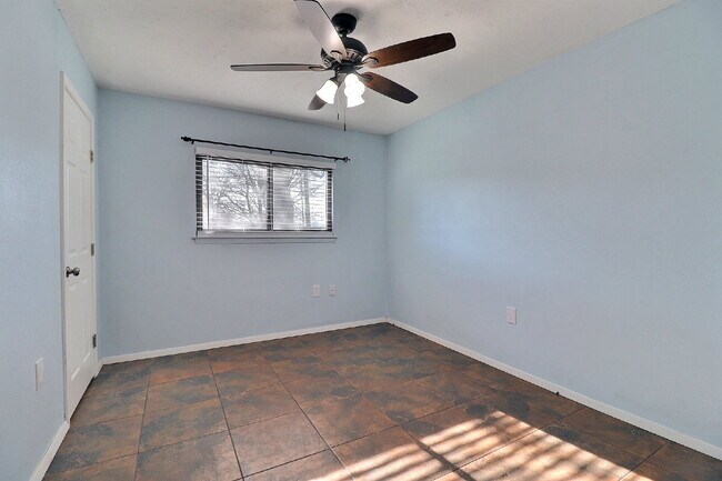 Building Photo - 3-Bed Home with Fireplace & Large Patio in Live Oak