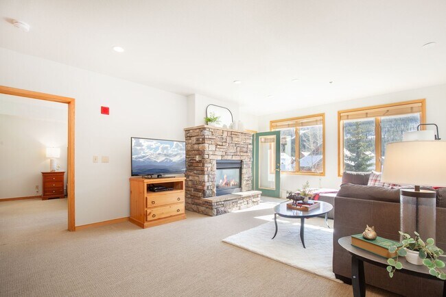 Building Photo - Evolve Real Estate: 3-6 Mos Lease Only Large Fully Furnished Condo Walking Distance to Keystone V...