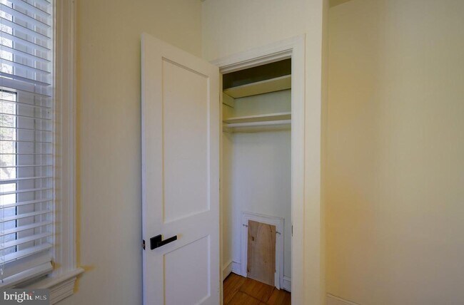 Building Photo - 1934 35th Pl NW