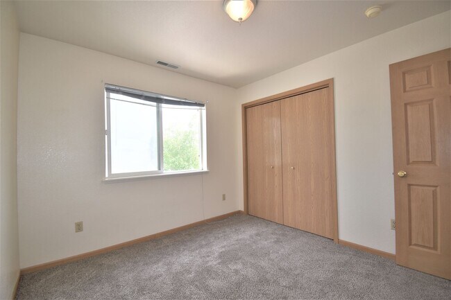 Building Photo - 2Bed with OFFICE and DETACHED GARAGE! Grea...