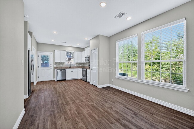 Building Photo - 320 W Bond St