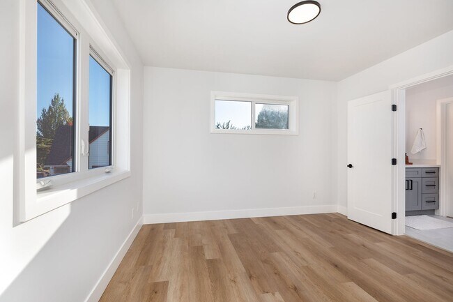 Building Photo - Ballard Living: Contemporary 5BR, 3.5BA Top-Level Unit!!