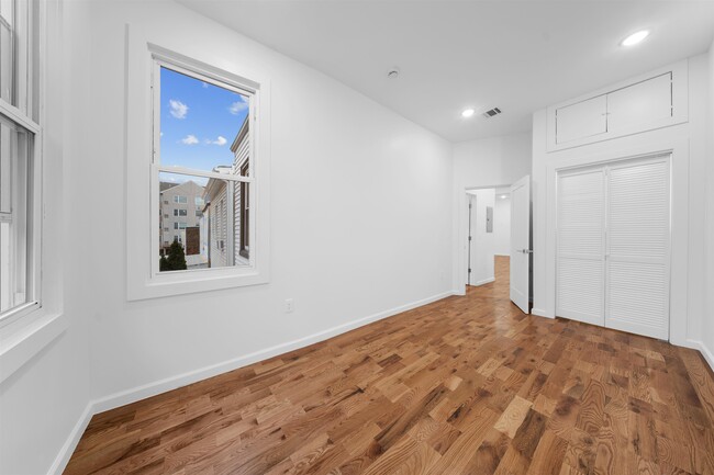 Building Photo - 1111 53rd St