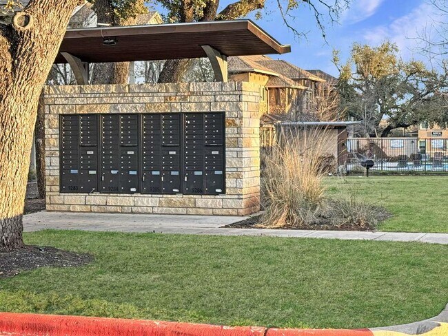 Building Photo - 13800 Lyndhurst St