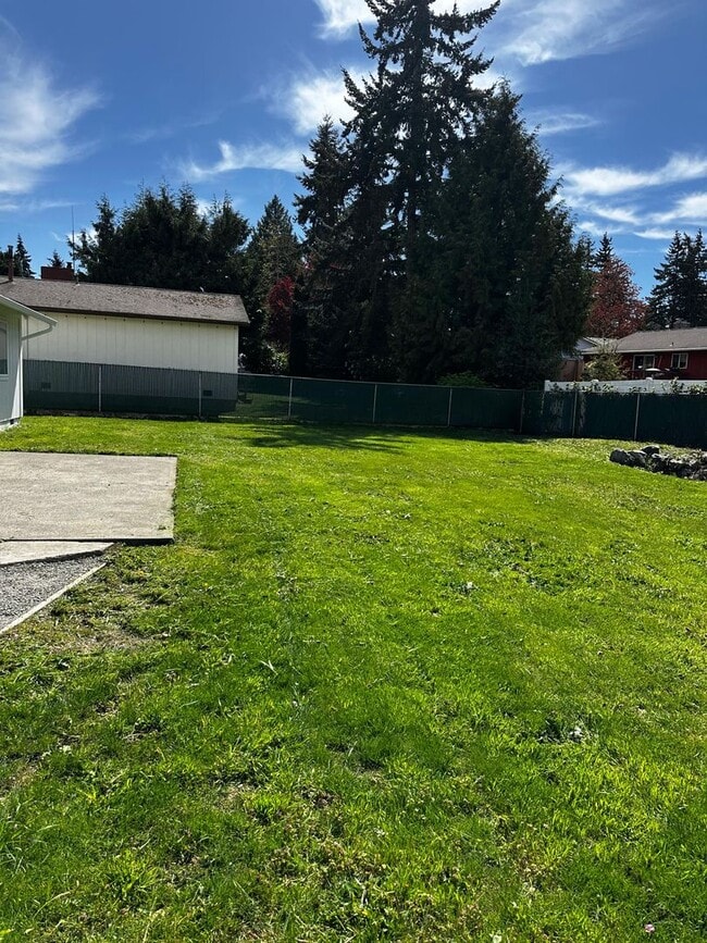 Building Photo - Ready to Move in Refreshed Ramber!