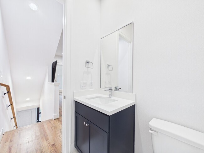 Building Photo - 2711 Clinton Dr