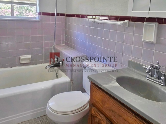 Building Photo - 2 bedroom, 1 bathroom duplex!