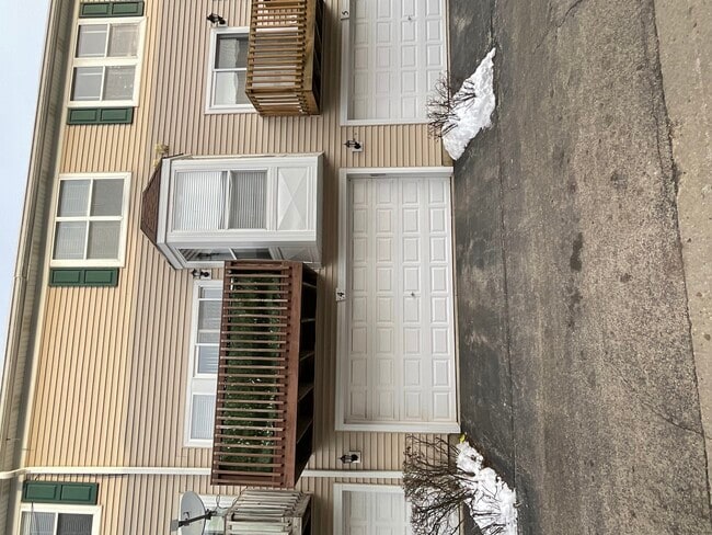 Building Photo - 1116 Village Center Pkwy