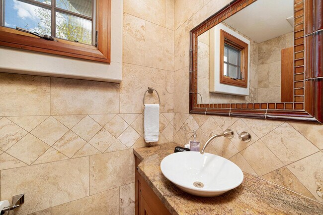 Building Photo - 100 Aspen Ridge Dr