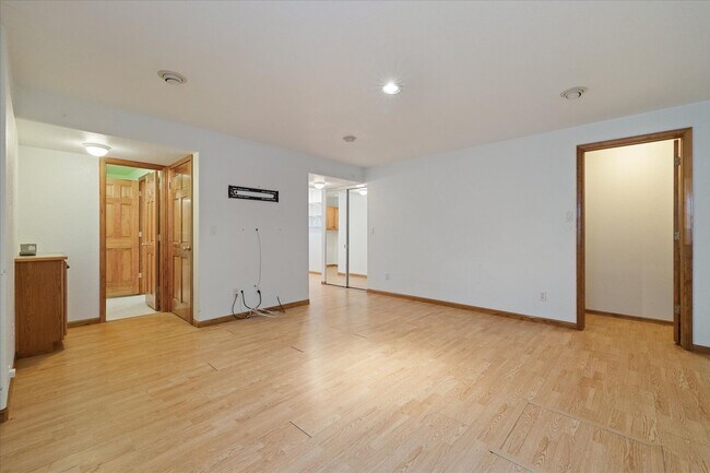 Building Photo - Gorgeous 5 Bedroom, 4 Bath Home on the Edg...