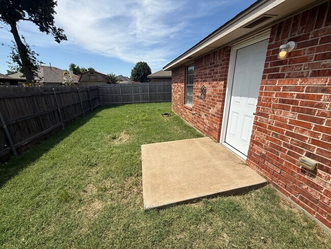 Building Photo - 3 bed duplex. New carpet, great kitchen Island and a fenced backyard in Moore schools!