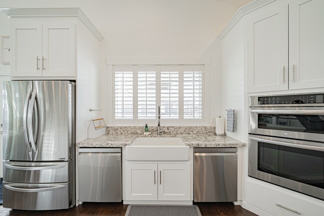 Building Photo - 949 Greenwillow Ln