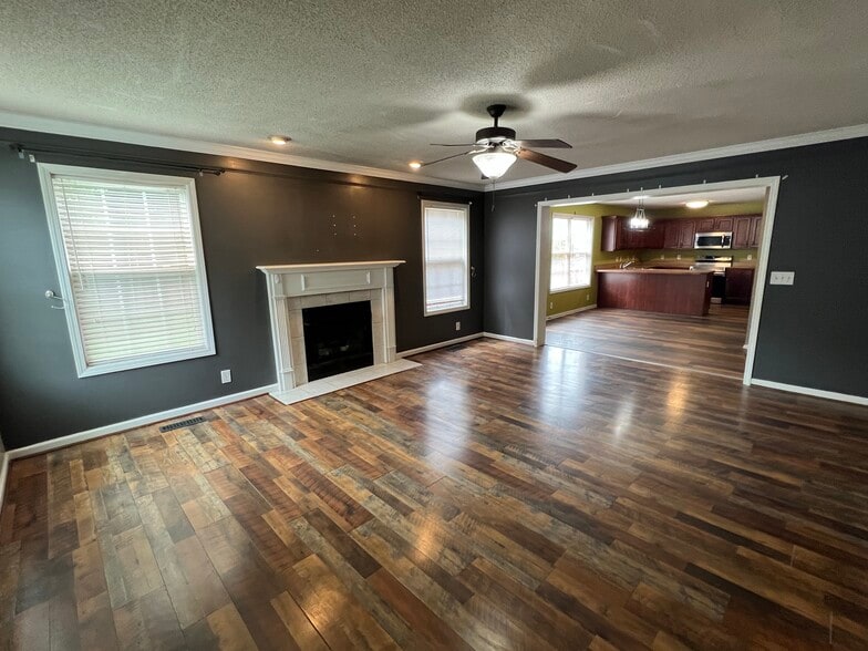 Building Photo - 450 Winding Bluff Way