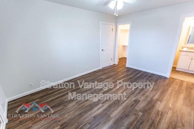 Building Photo - 427 W Pontiac Dr