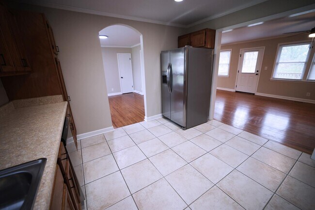 Building Photo - Charming Single-Story Home on a Spacious L...