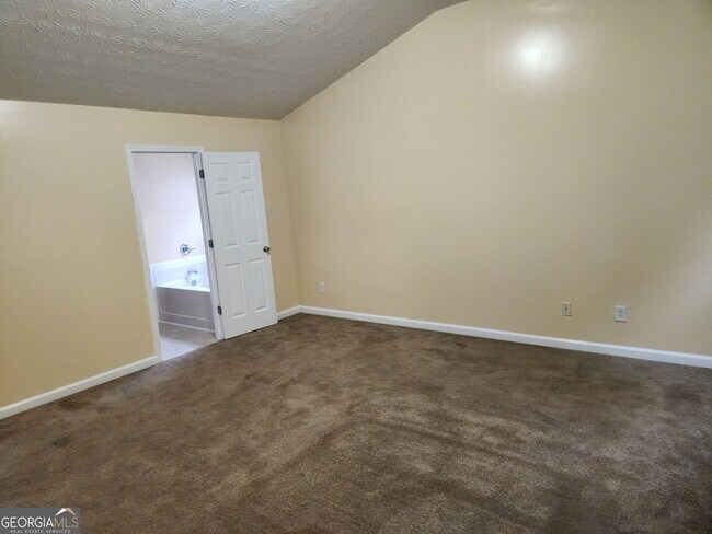 Building Photo - 2135 Pineview Trail