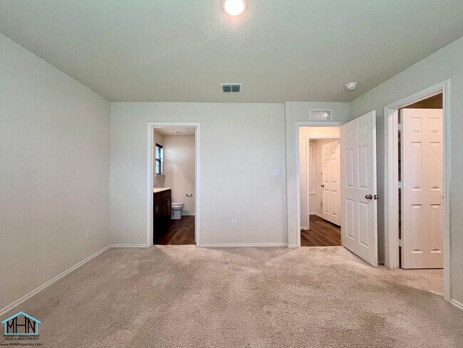 Building Photo - Charming 3-Bedroom, 2-Bathroom Oasis Nestled in the Vibrant Heart of San Antonio, Texas!
