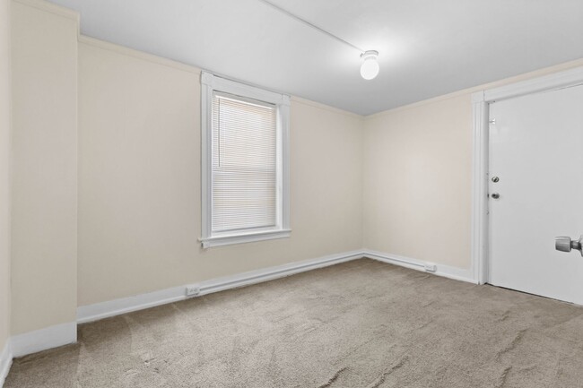 Building Photo - 1348 E 6th St