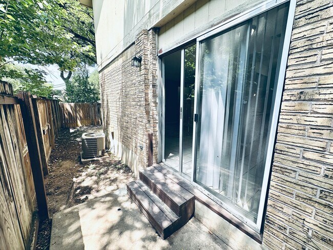 Building Photo - 1318 Southport Dr