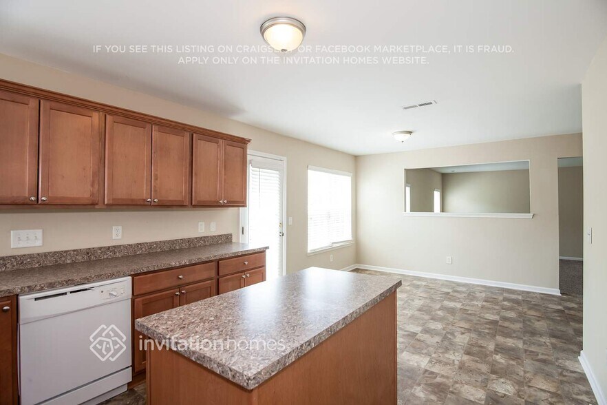 Building Photo - 8422 Oak Dr