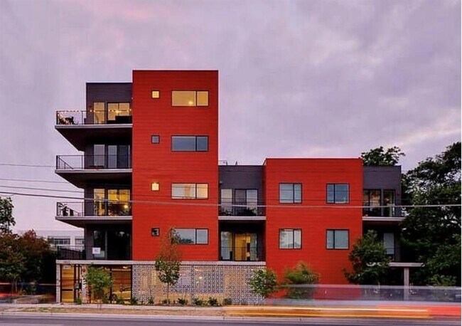 Building Photo - 1615 E 7th St