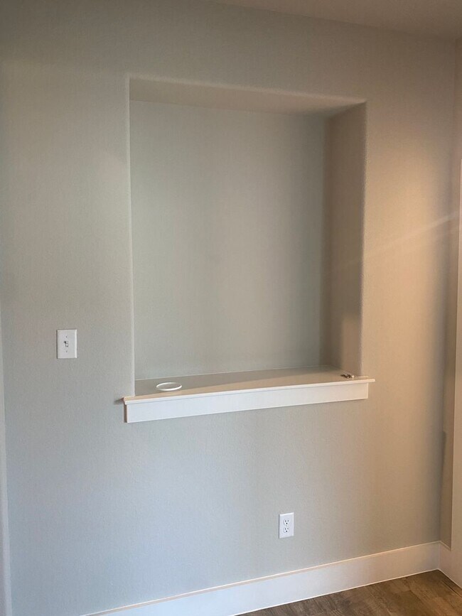 Building Photo - Coming soon! Darling 3/2/2 Fireplace - Walk in Shower - commuter friendly